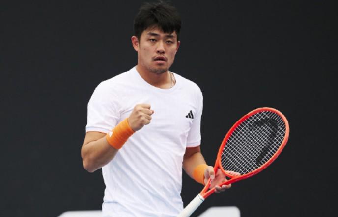 开云体育官网-直落两盘横扫！吴易昺澳网资格赛再胜一场，重返正赛一步之遥